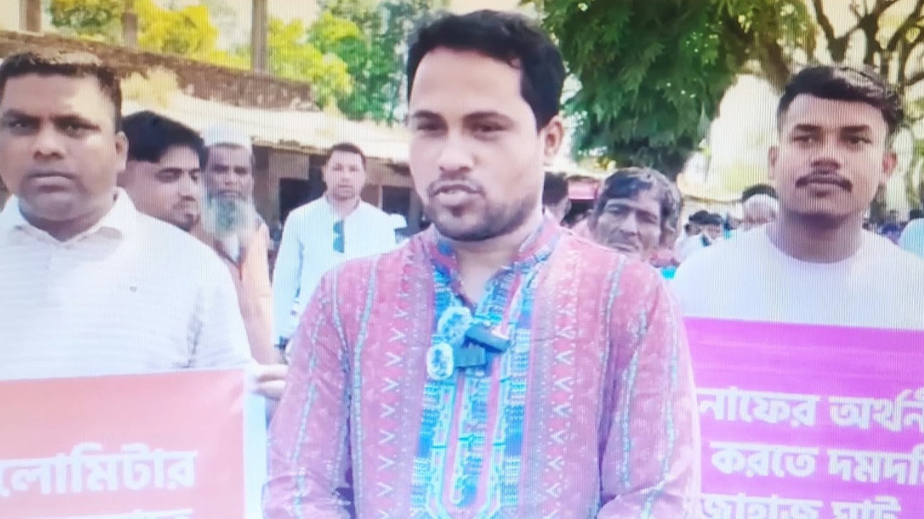 জাহাজ চালুর দাবিতে টেকনাফে মানববন্ধন, সংকটে পর্যটন ব্যবসায়ীরা